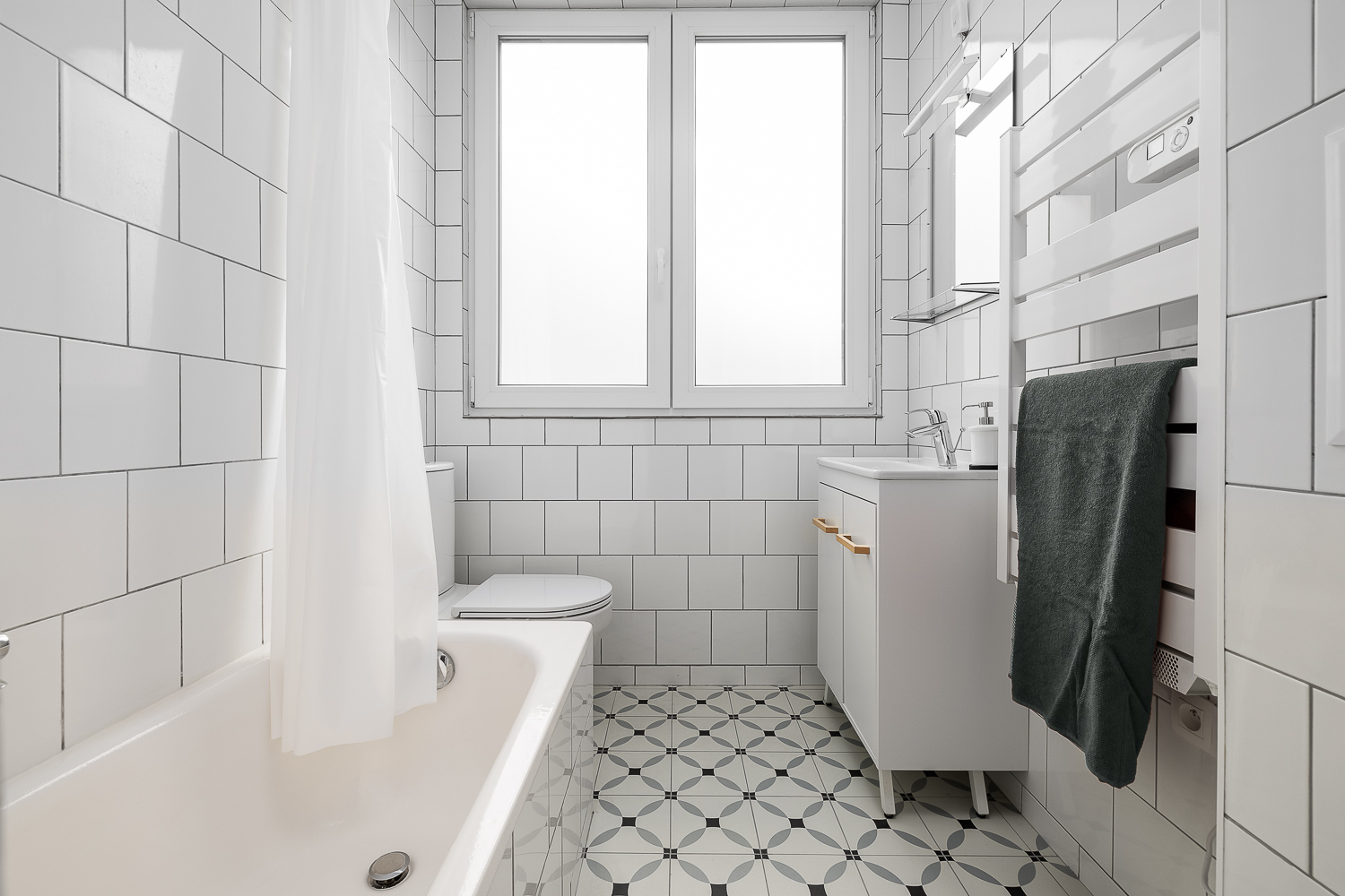 Real estate Airbnb photographer Brussels, Uccle, Ixelles - White bathroom