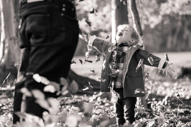 Family photographer Brussels - Child playing with leaves