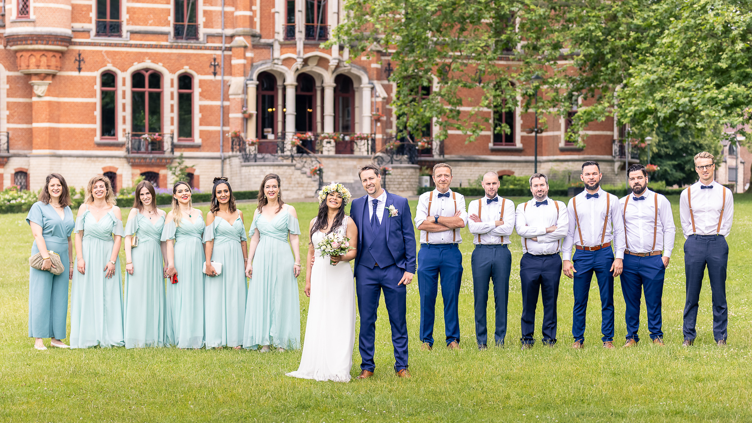 Brussels Wedding photographer - Bridesmaids and groomsmen group photo