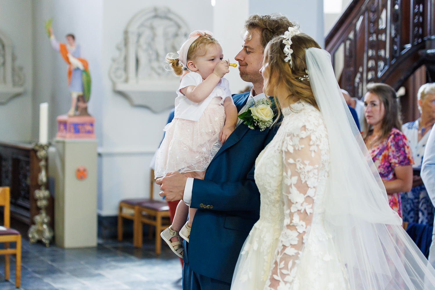 Photographe de mariage à Bruxelles, Waterloo, Uccle - Mariage à l'église, papa et son bébé !